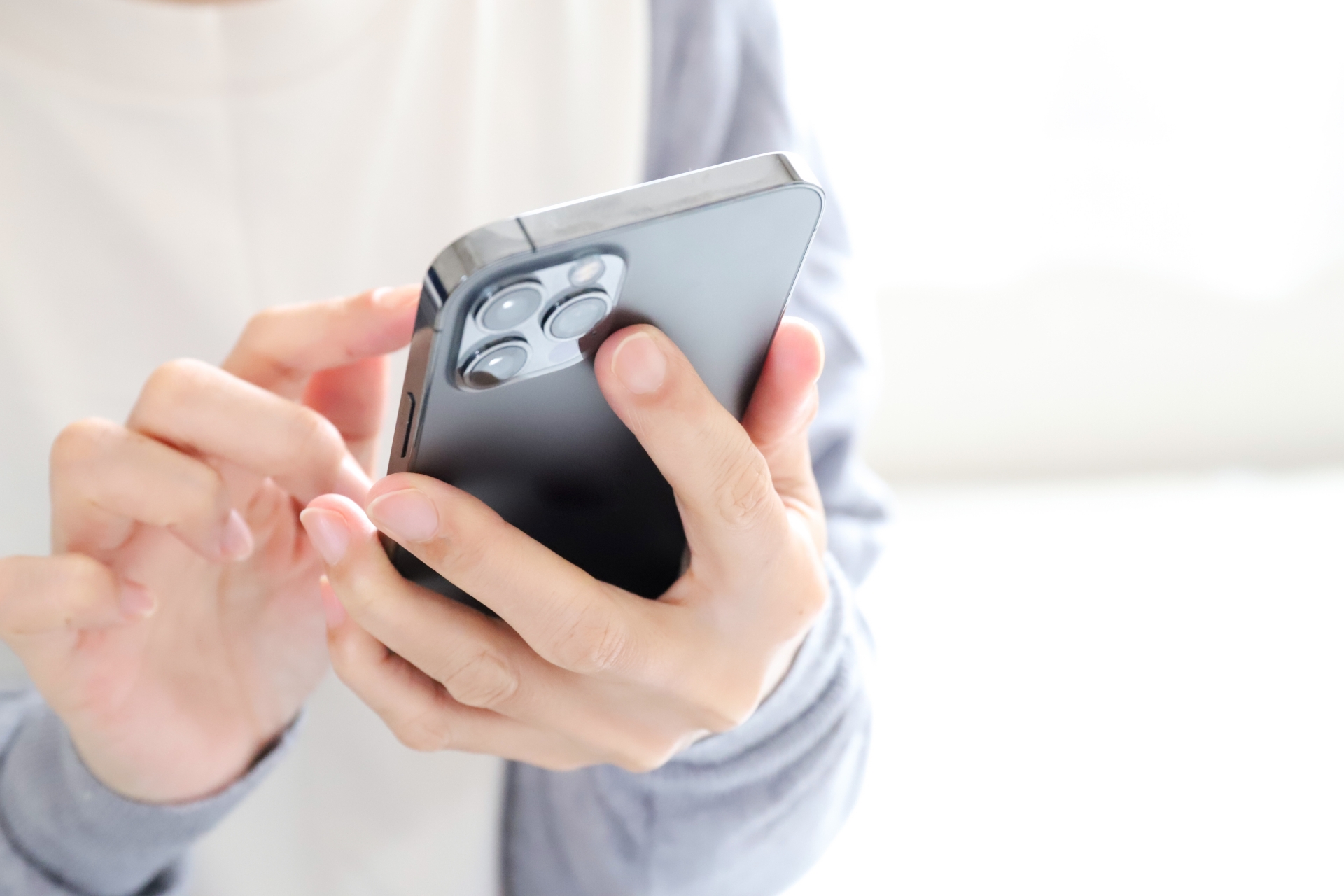 スマートフォンで検索するイメージ