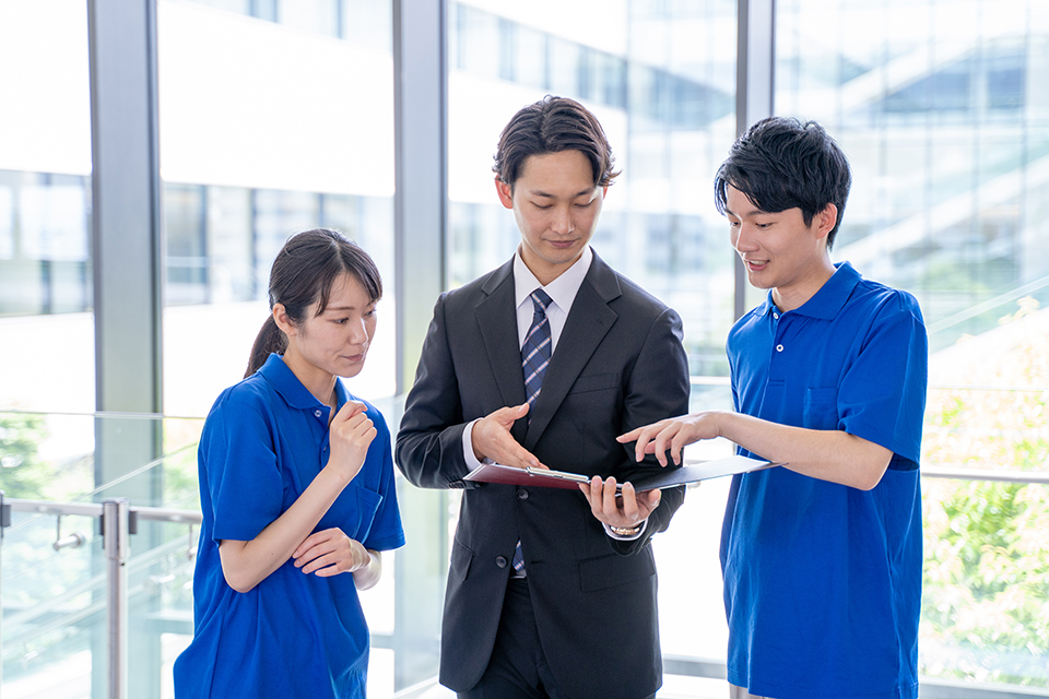整体のスタッフとWEB担当者の打ち合わせの様子