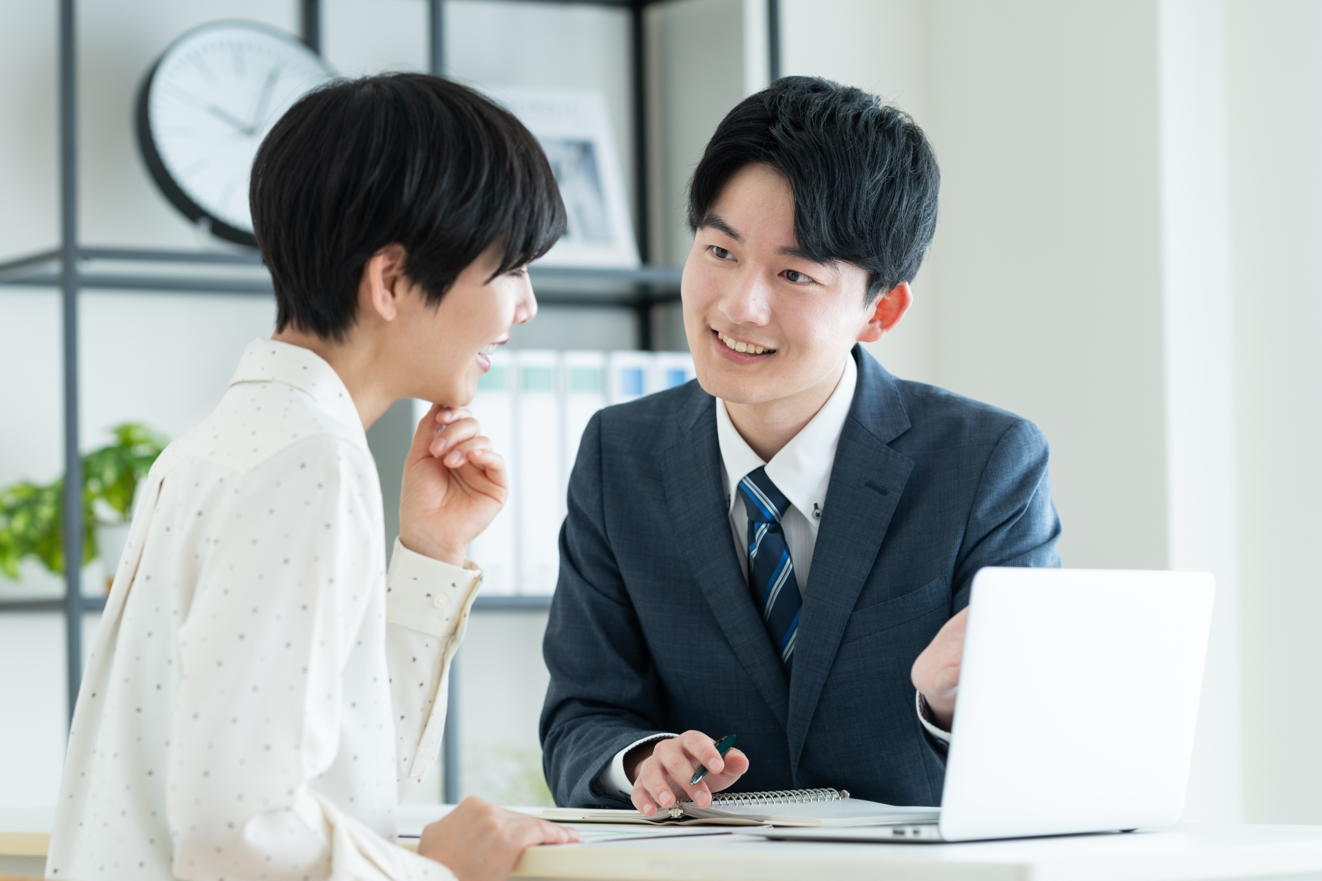 ホームページを改善のための提案を受けているイメージ