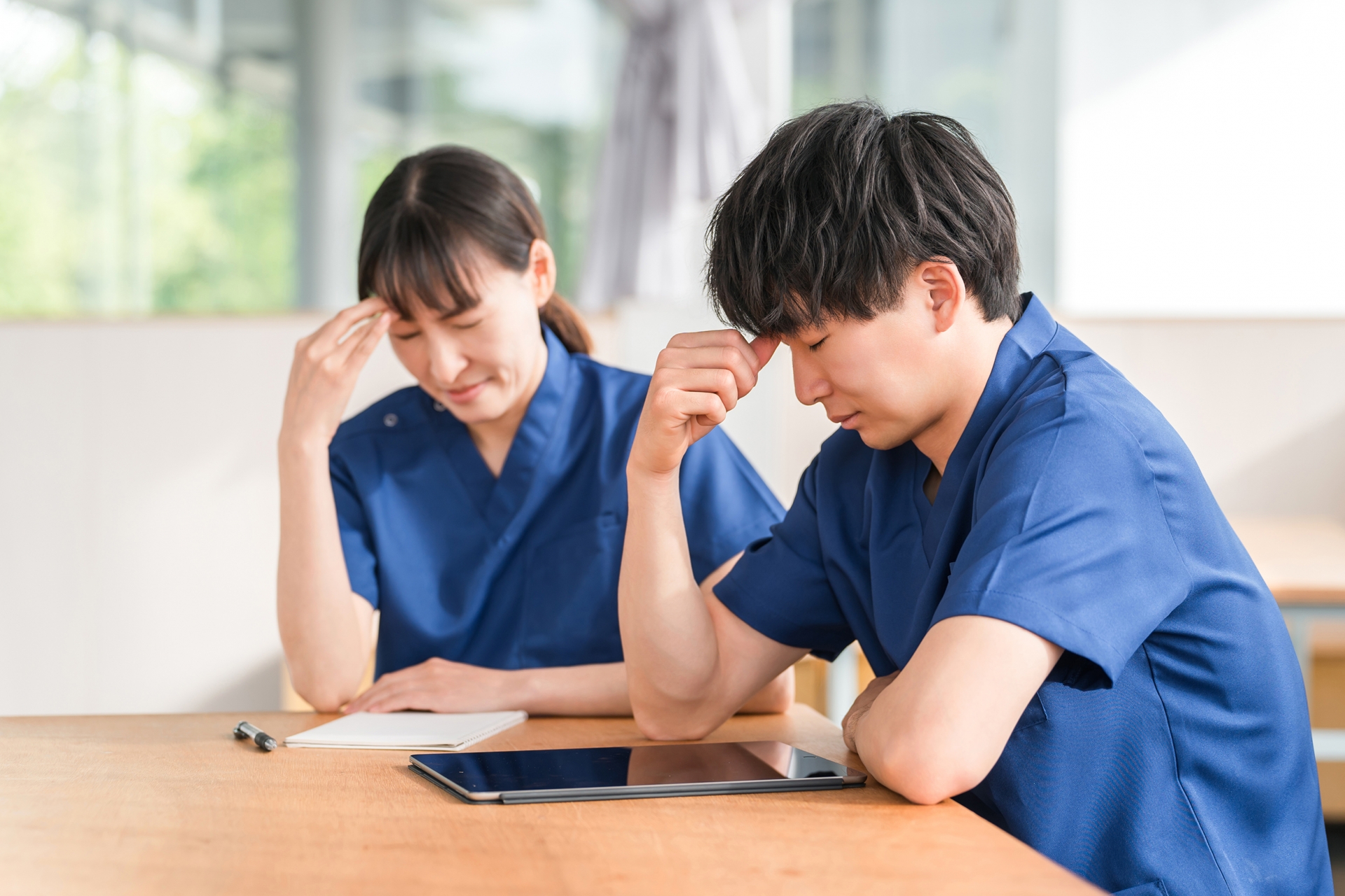 悩む女性と男性