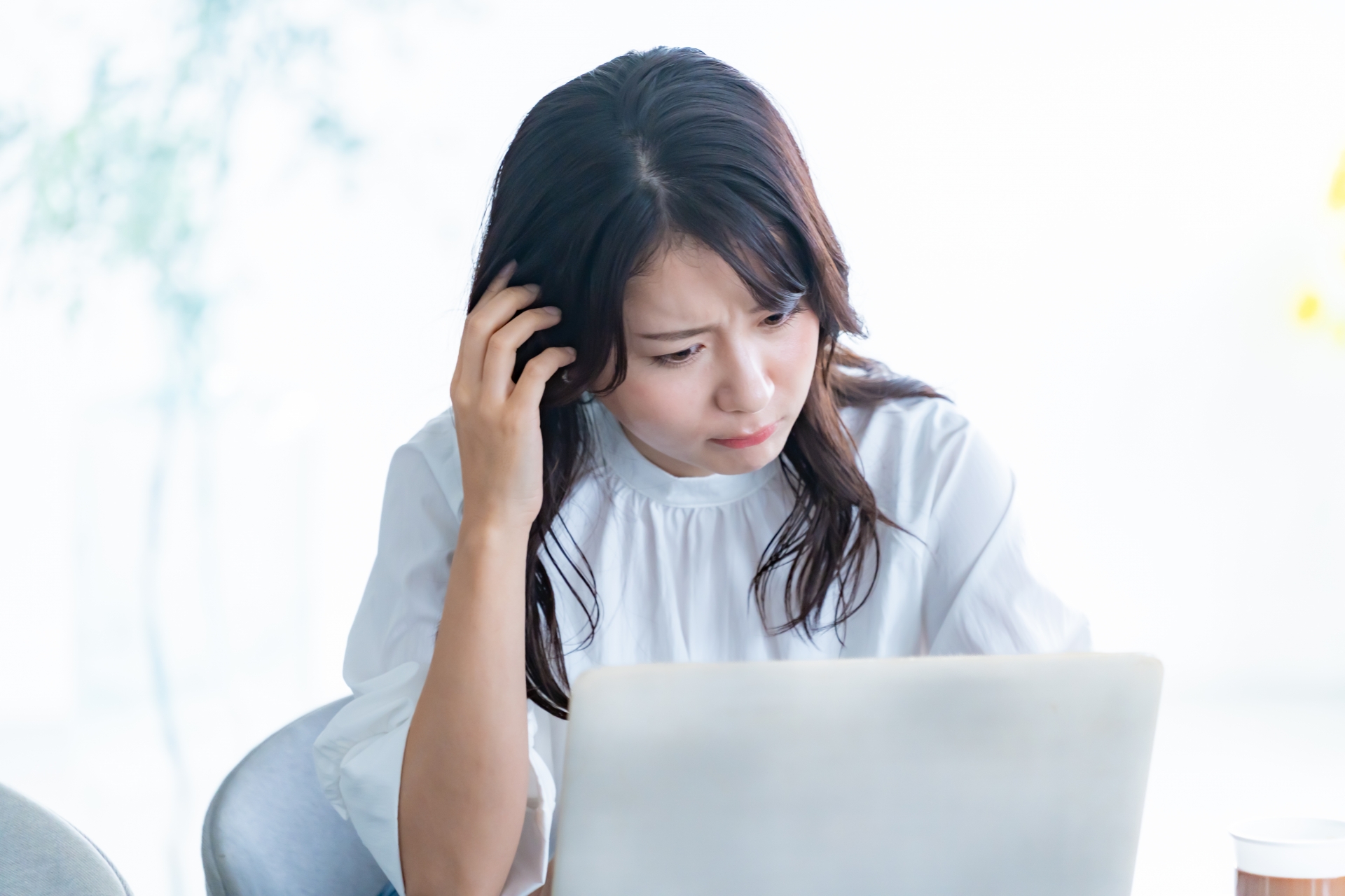 悩む女性