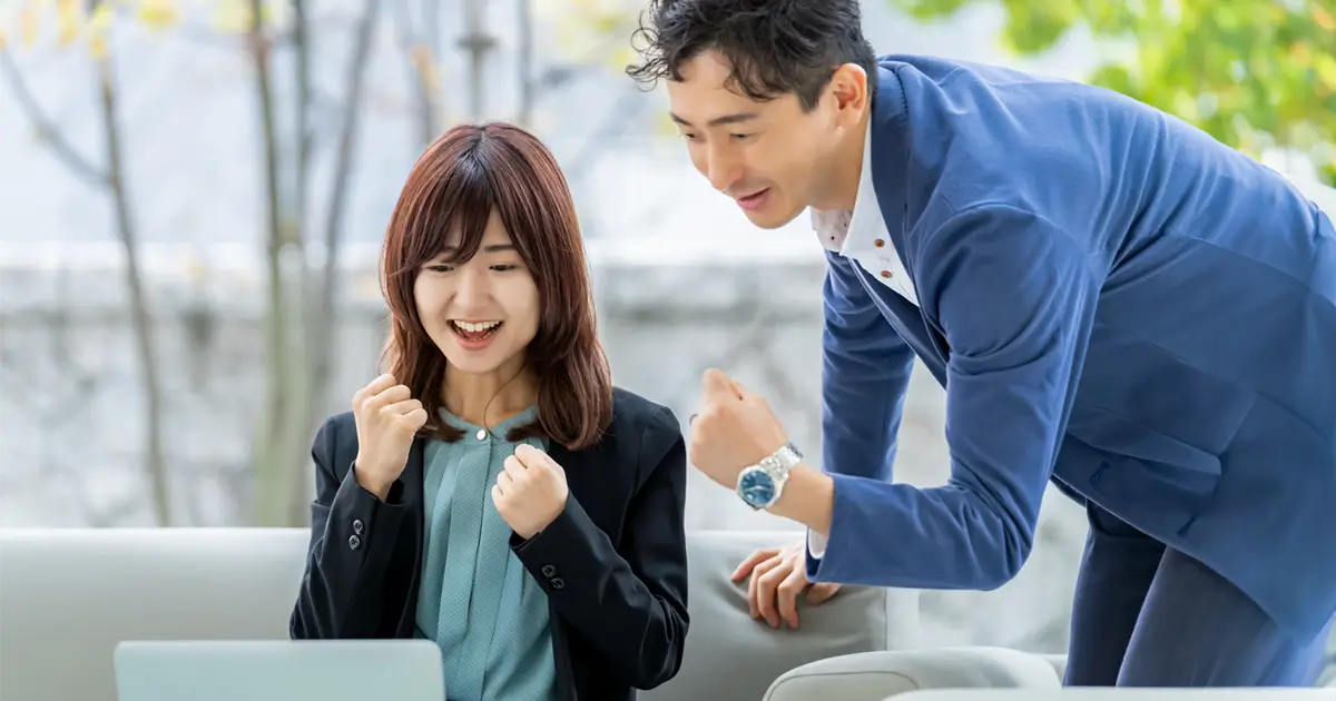 集客に成功し喜ぶ経営者