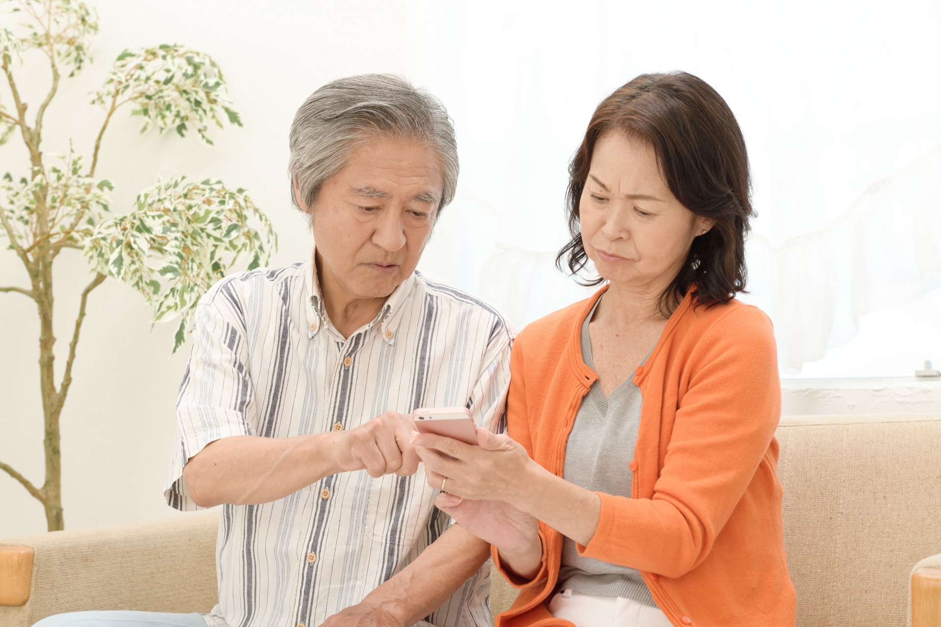 スマホの画面が分かりづらく困るシニアの夫婦
