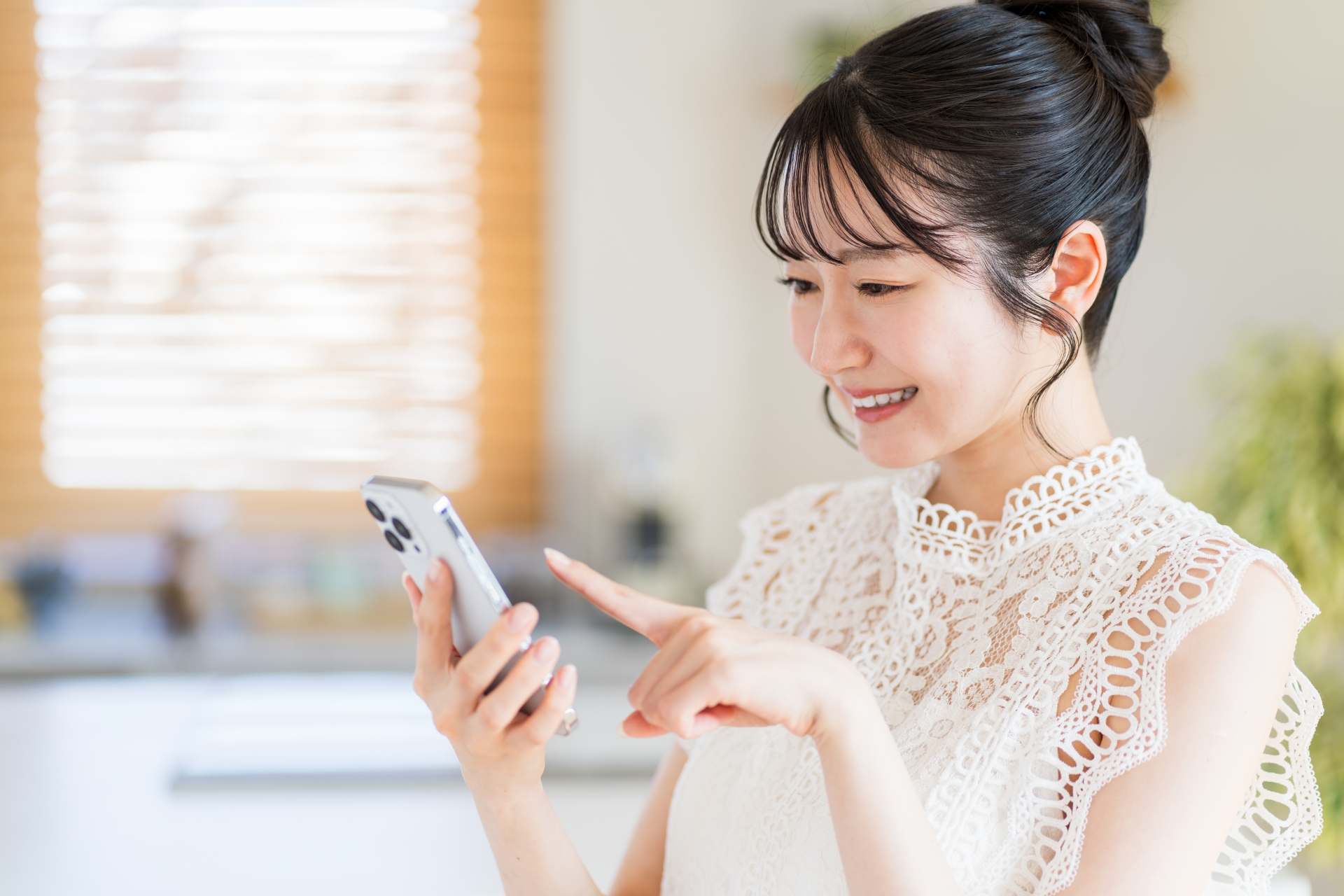 スマホを見る女性