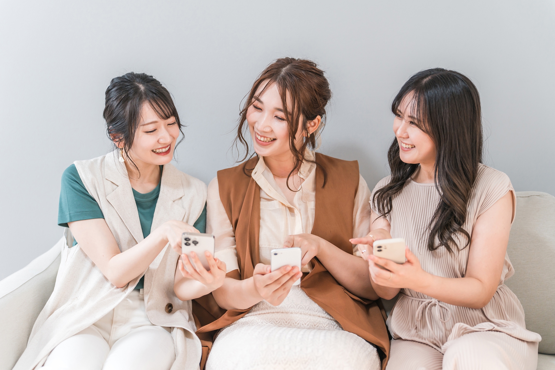 一緒にスマホを見る女性3人
