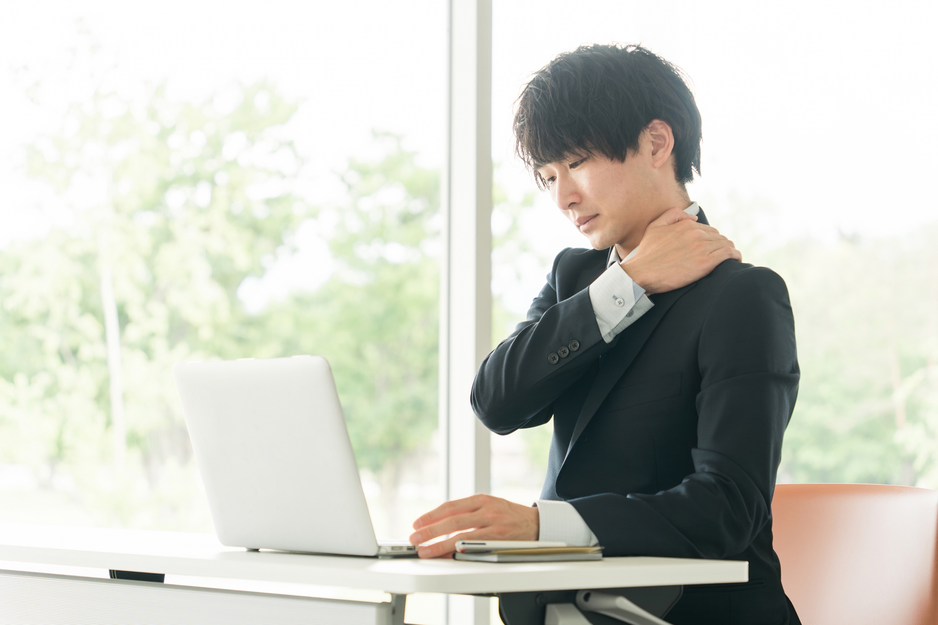 肩こりに悩む男性