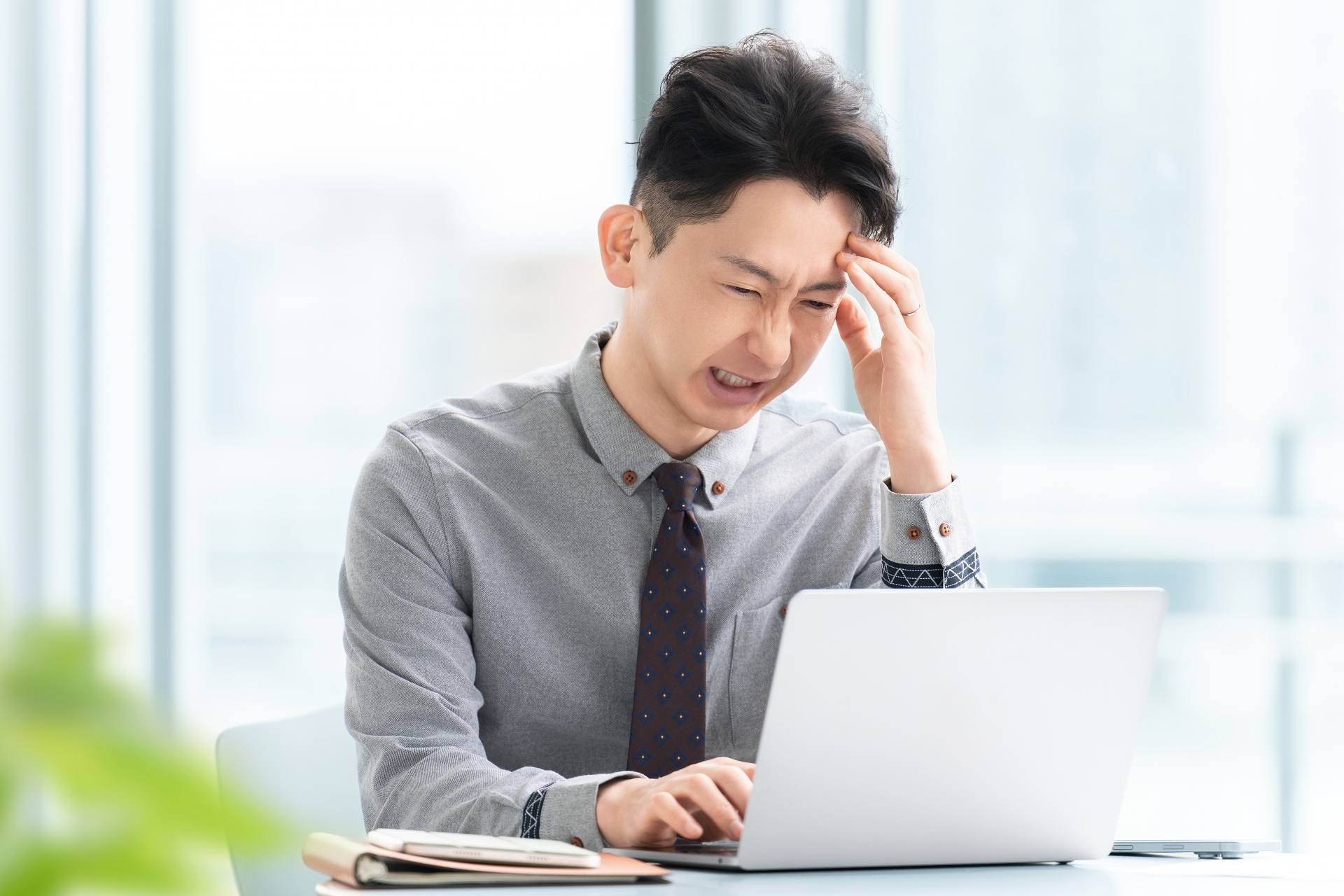 忙しい様子のビジネスマン