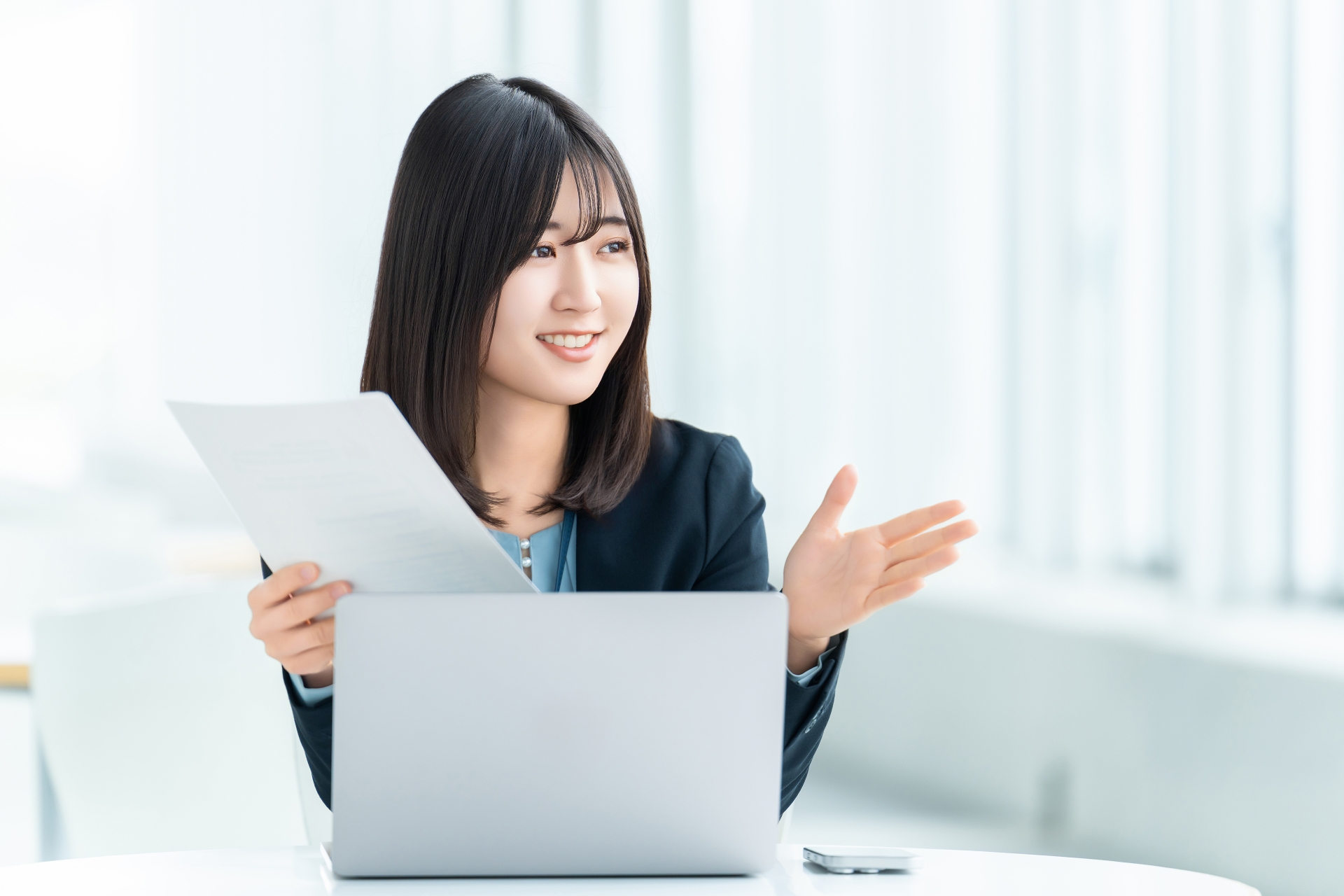 笑顔で対話するWEB担当者